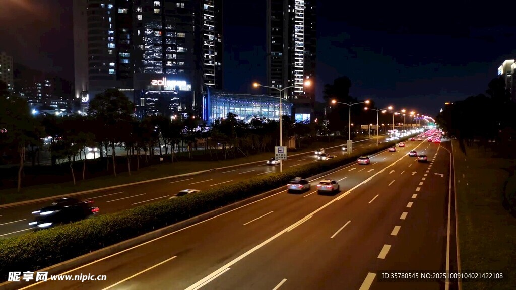 城市夜景中的繁忙公路