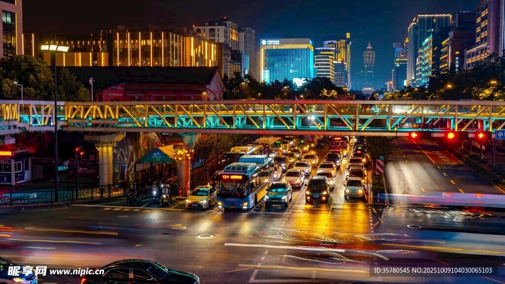 城市夜景中的繁忙橋梁