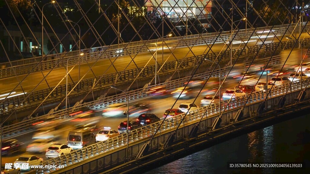 城市橋梁夜景車流璀璨