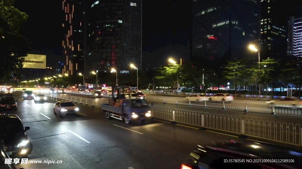 城市夜晚繁忙街道景象