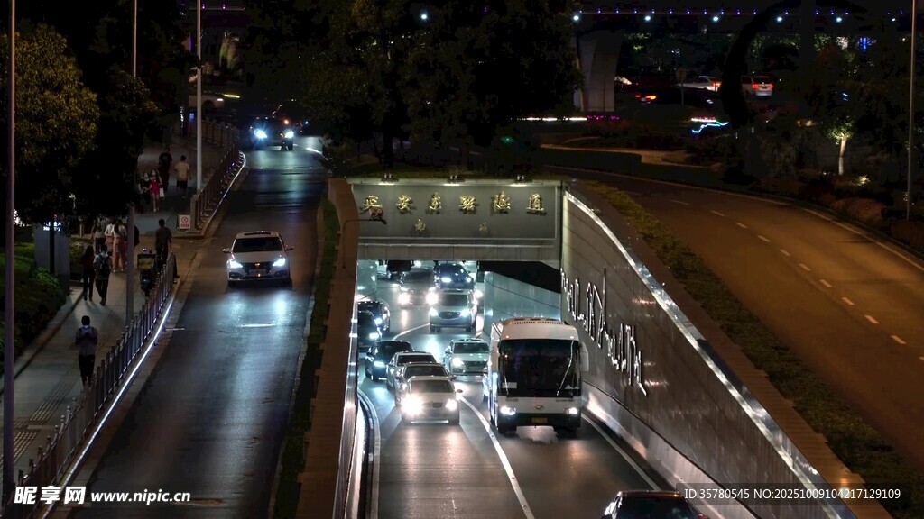 夜晚城市高架橋車流景象