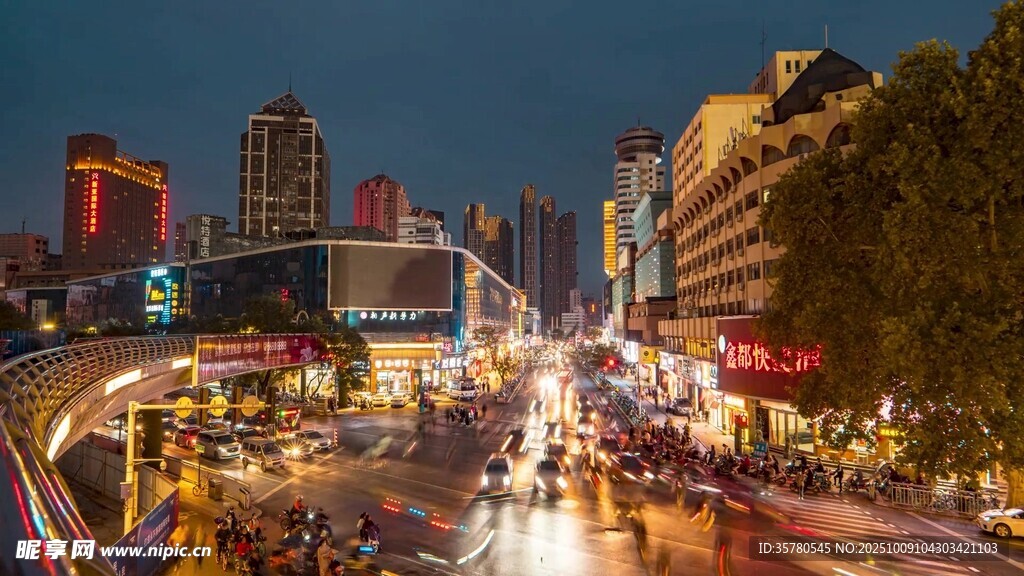 城市夜景中的繁華街道