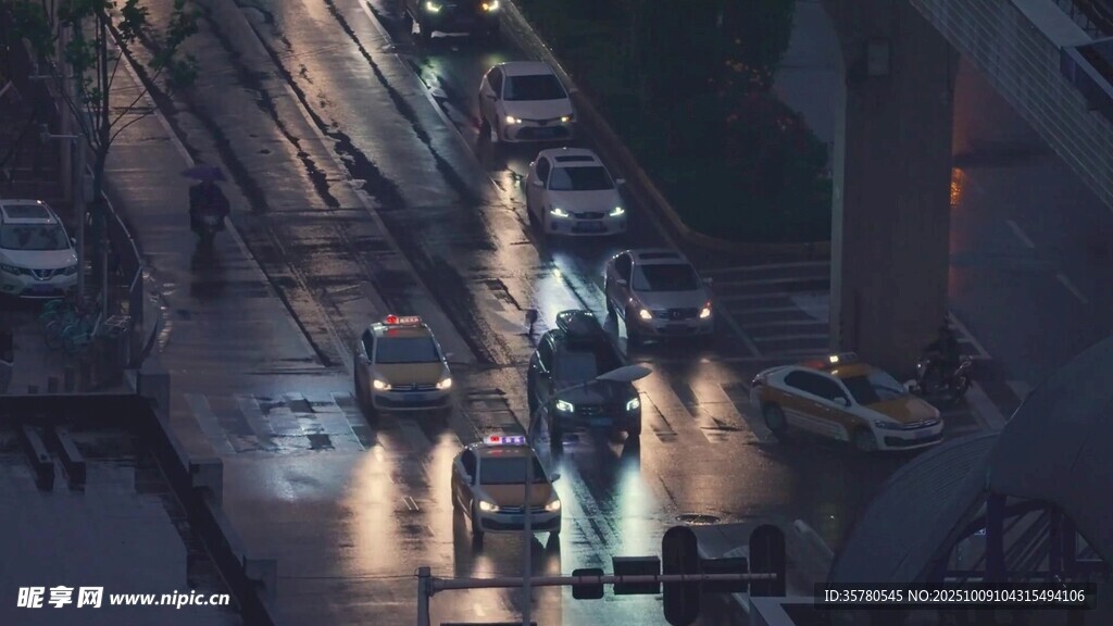 雨夜城市街道車流景象