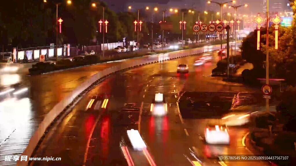 城市夜晚繁忙道路景象