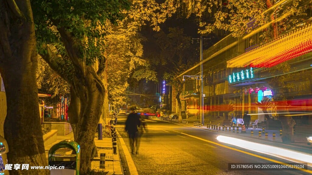 夜晚街道光影流動景象