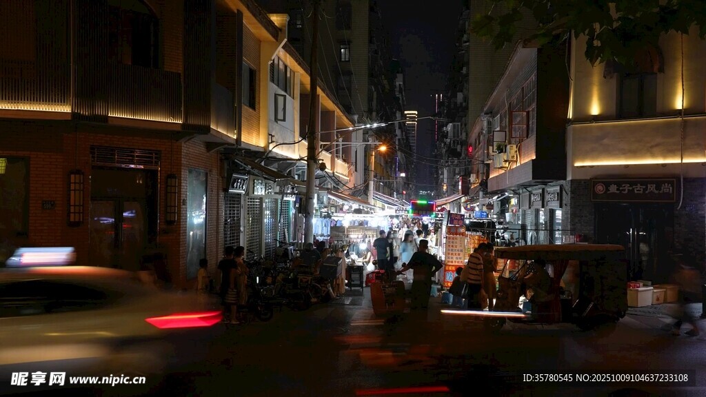 繁華都市夜巷的熱鬧景象