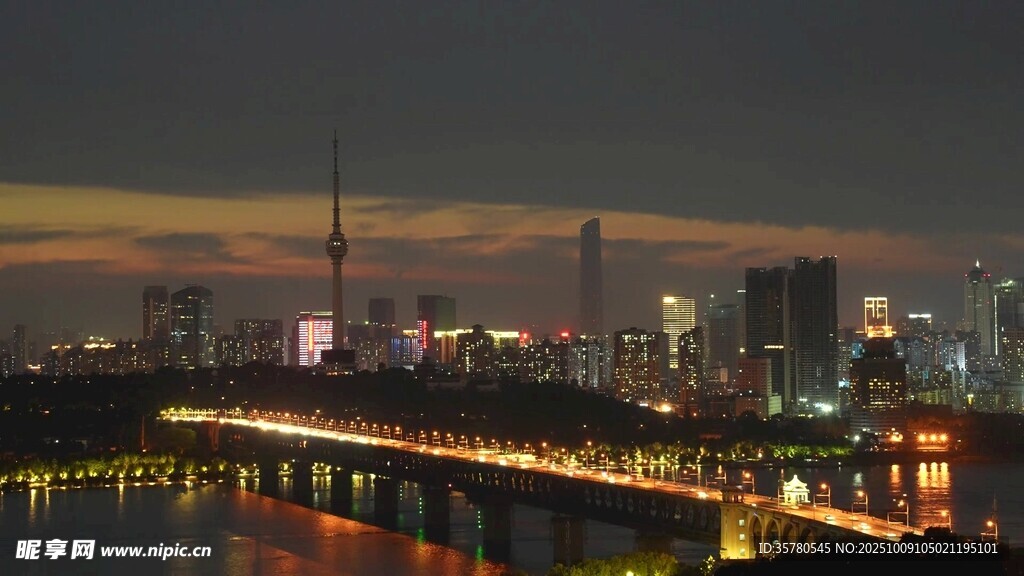 夜幕下的城市橋梁景觀