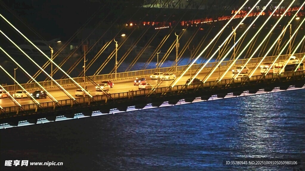 城市夜景中的璀璨橋梁