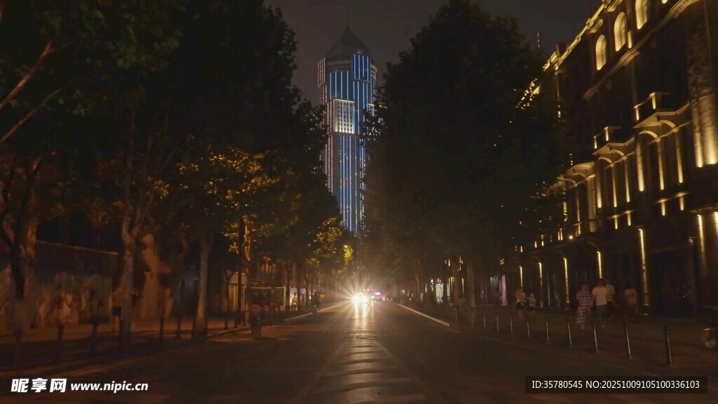夜晚街道的溫暖車燈景象