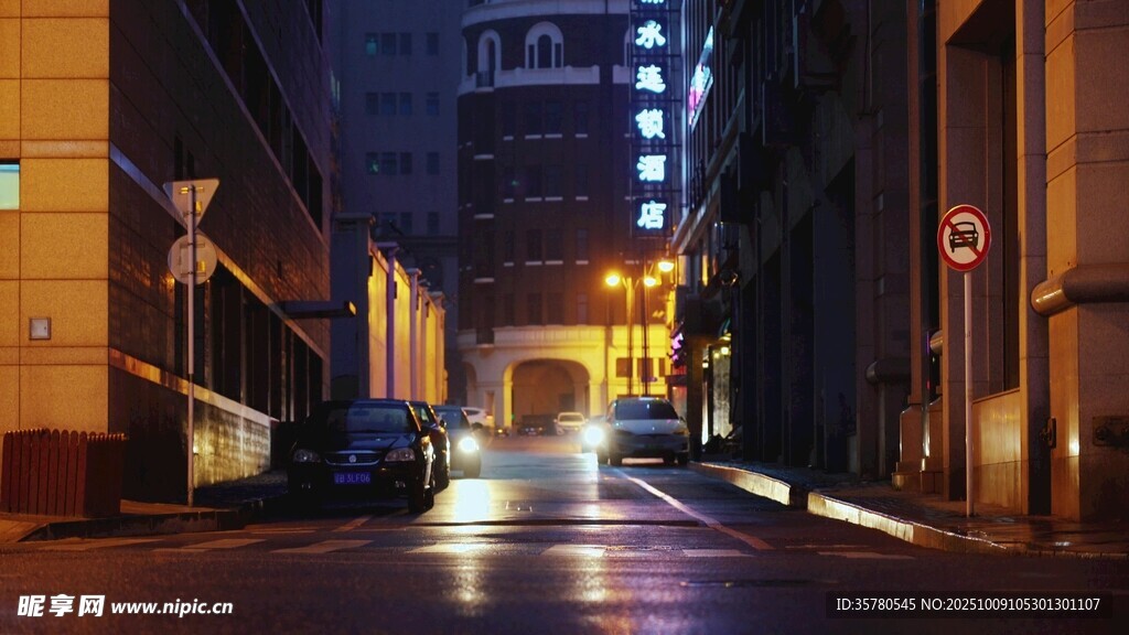 夜晚城市街道靜謐景象