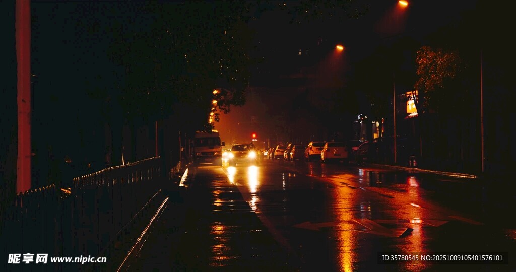 雨夜街頭的車輛光影