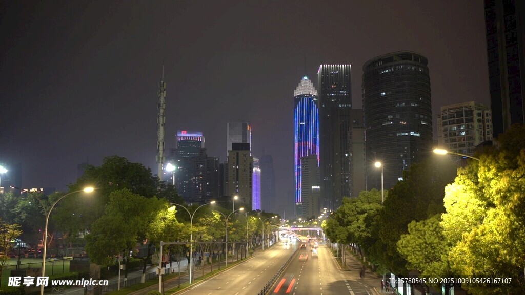 城市夜景中的繁華道路