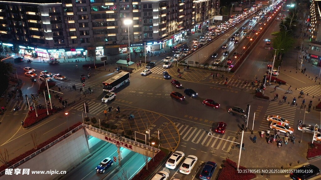 城市夜景下的熱鬧街道