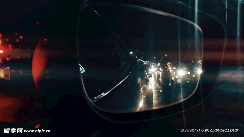 雨夜車窗映出城市光影