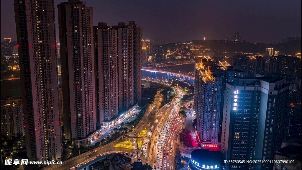 城市璀璨夜景俯瞰圖