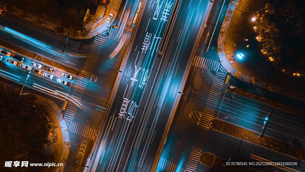 城市夜景交叉路口車流