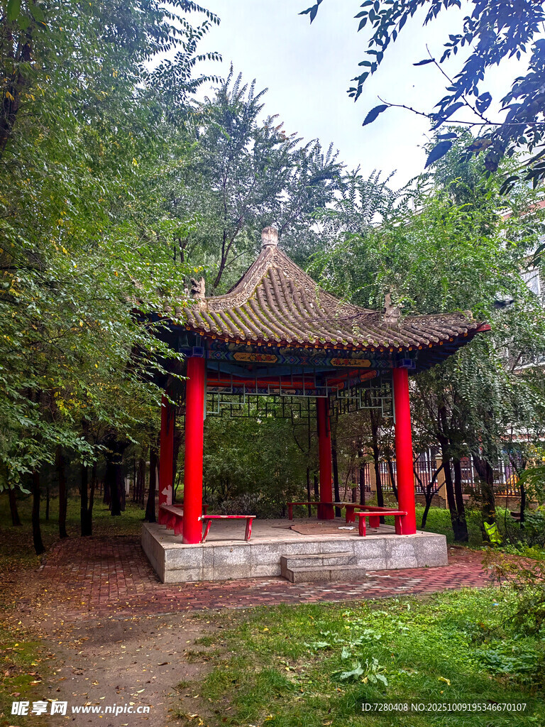 林中紅柱涼亭