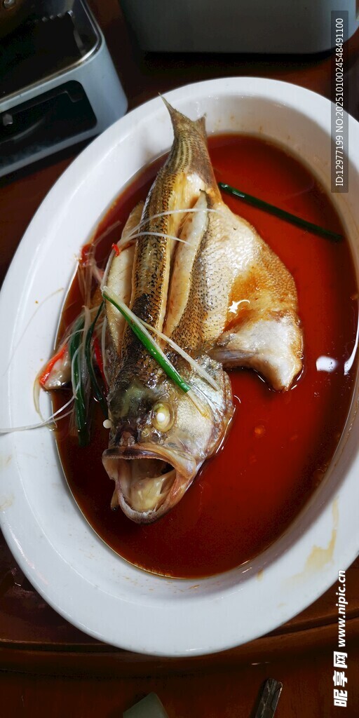 清蒸鮮魚擺盤中