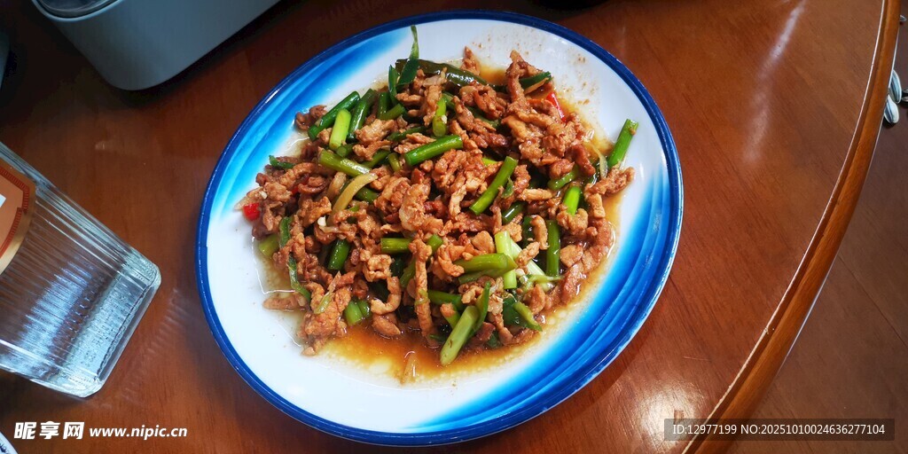 美味青椒肉絲擺于盤中