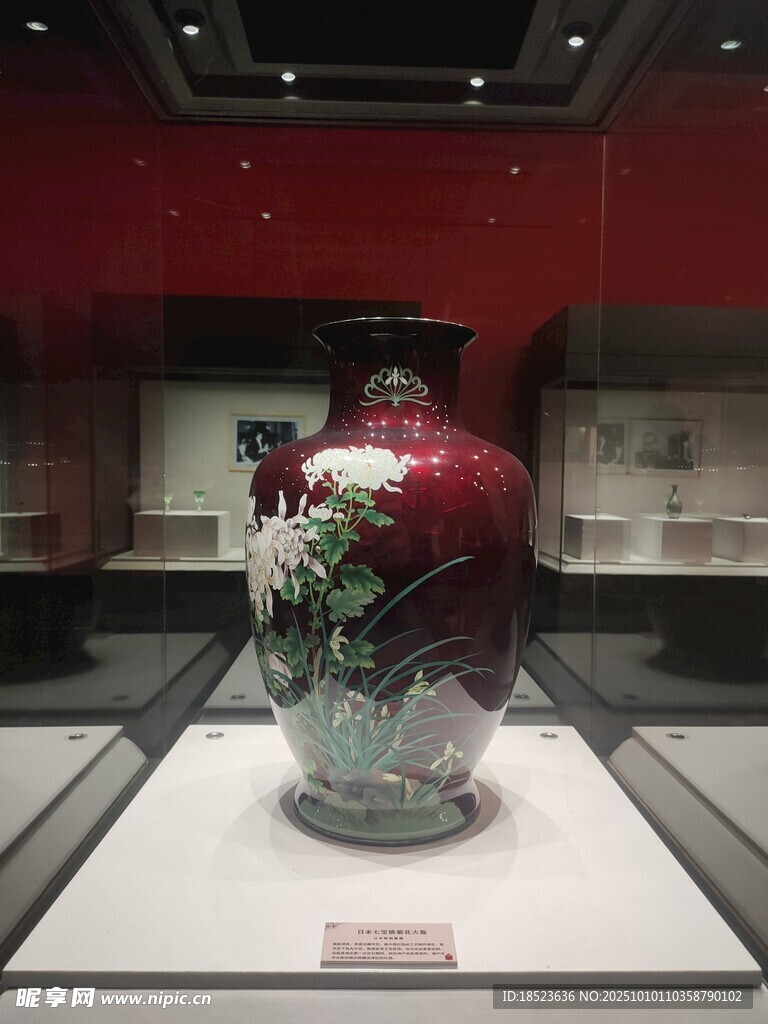 精美花卉紋陶瓷花瓶展示