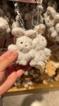 手拿可愛毛絨小熊玩偶
