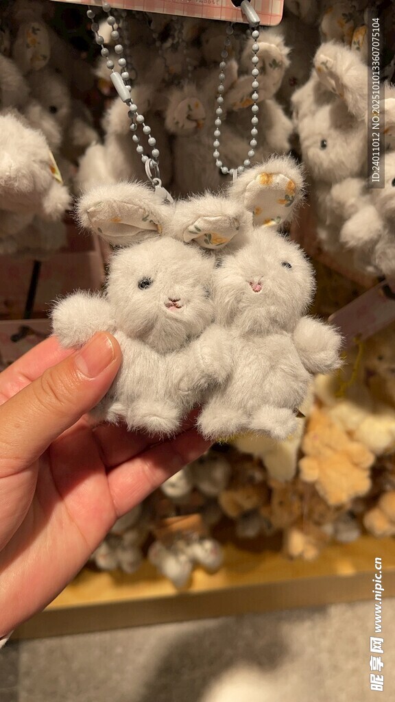 手拿可愛毛絨小熊玩偶