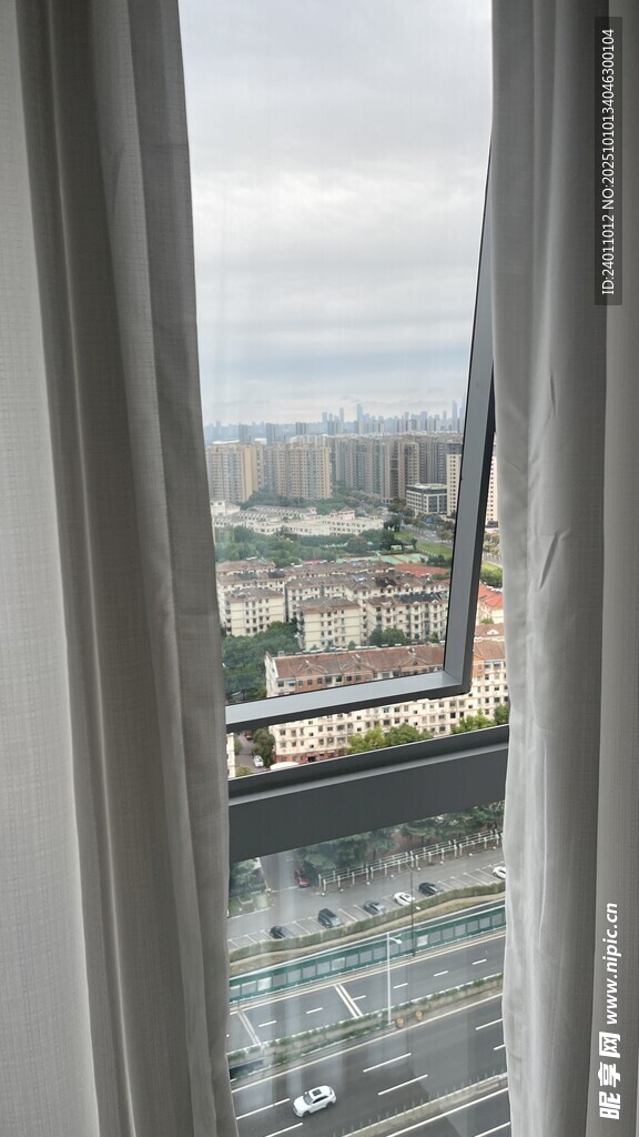 窗邊城市景觀遠(yuǎn)眺