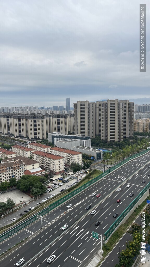 城市公路與建筑群景觀