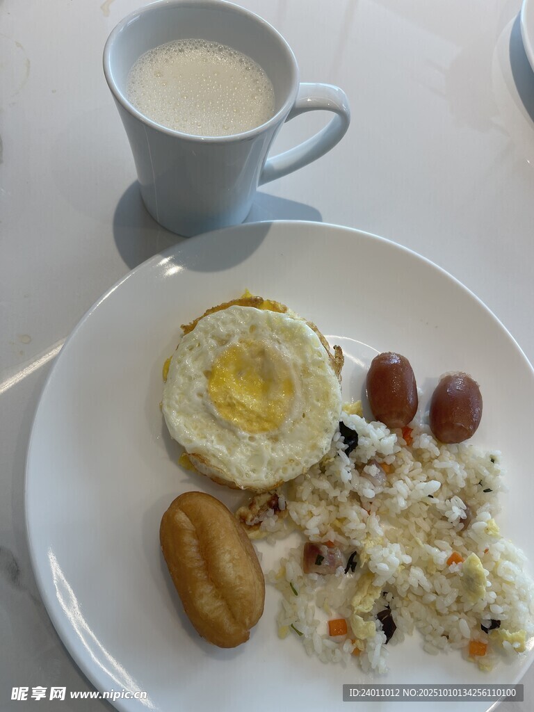 早餐組合 雞蛋 米飯與飲品