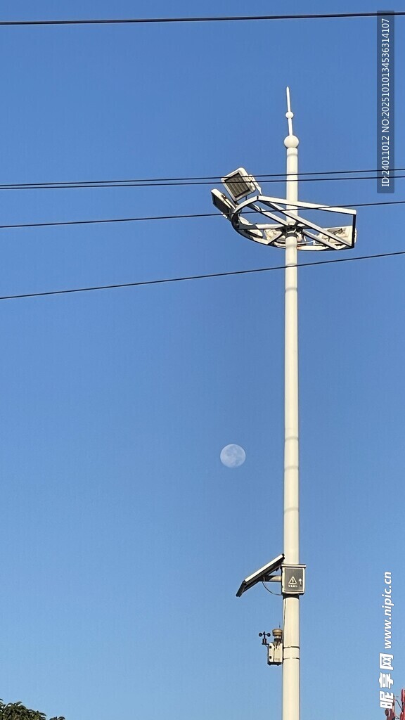 高空作業(yè)工人維修電力設(shè)備