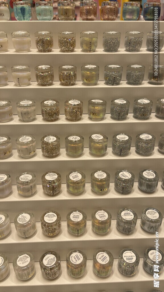 整齊排列的多樣罐裝物品