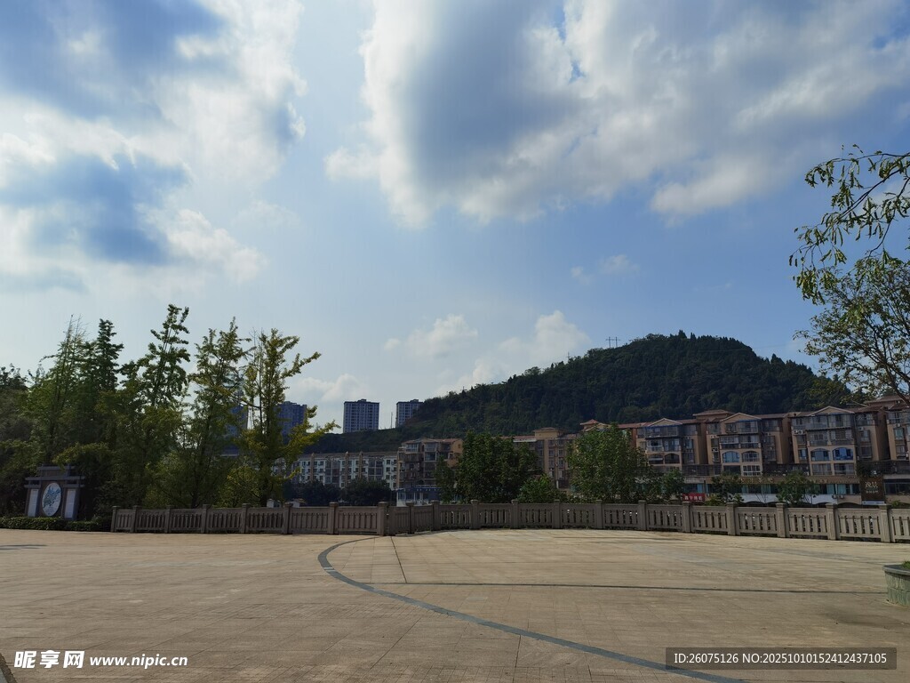 戶外開闊場地與遠(yuǎn)處建筑