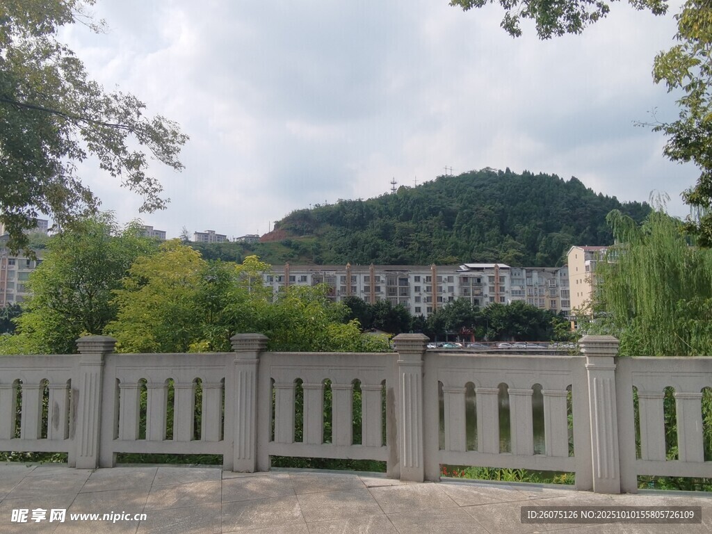 圍欄后的山林與建筑景觀