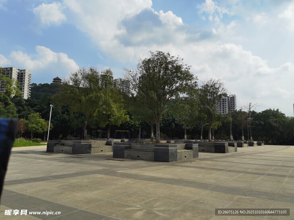 開闊廣場(chǎng)與周邊綠樹景觀