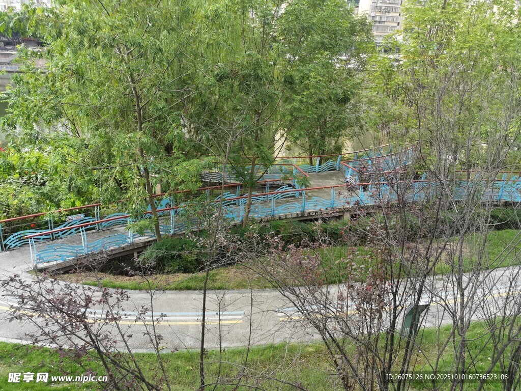 公園中的蜿蜒藍(lán)色長廊