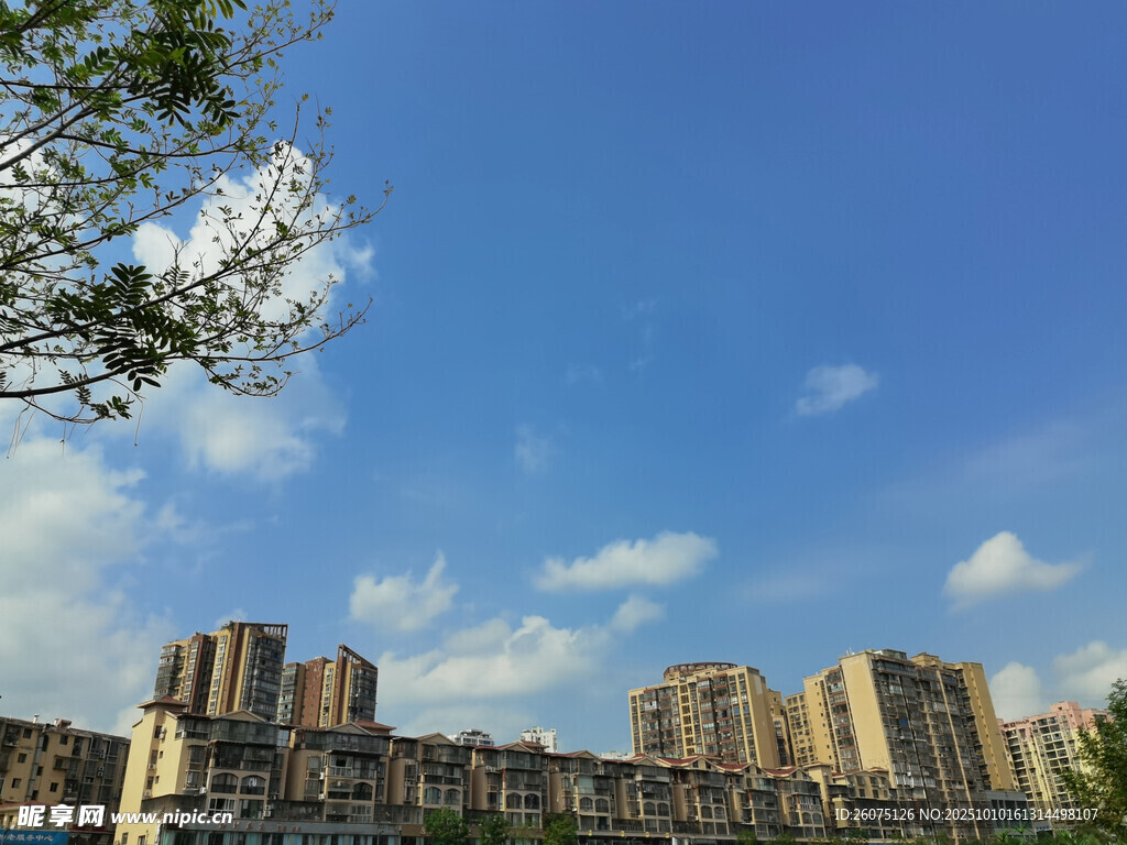 藍(lán)天之下的城市建筑群