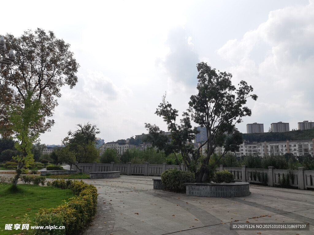 公園中的寧?kù)o步道景觀