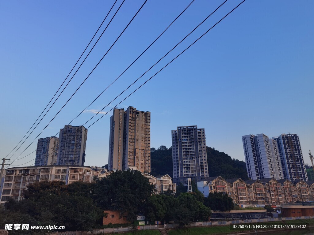城市天際線與空中電線
