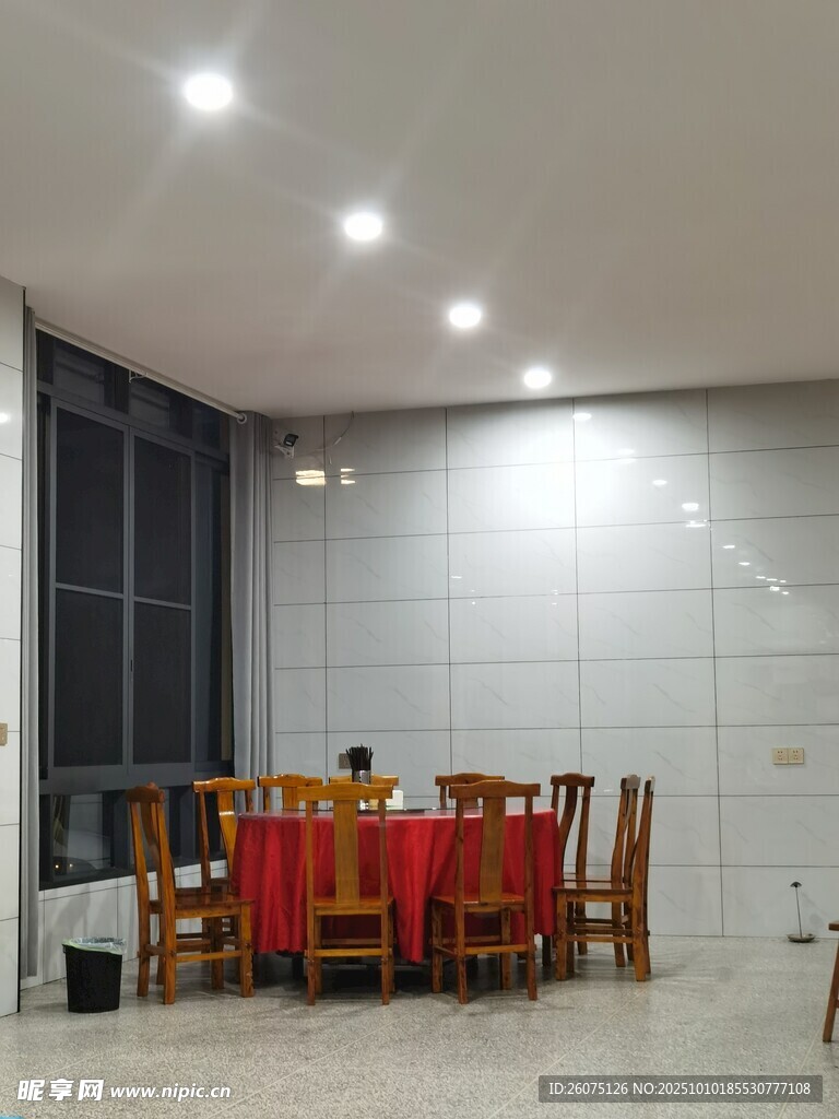 室內(nèi)簡約風格的用餐空間