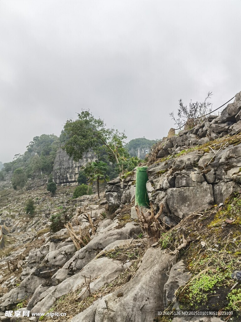 徒步者穿行于崎嶇山石間
