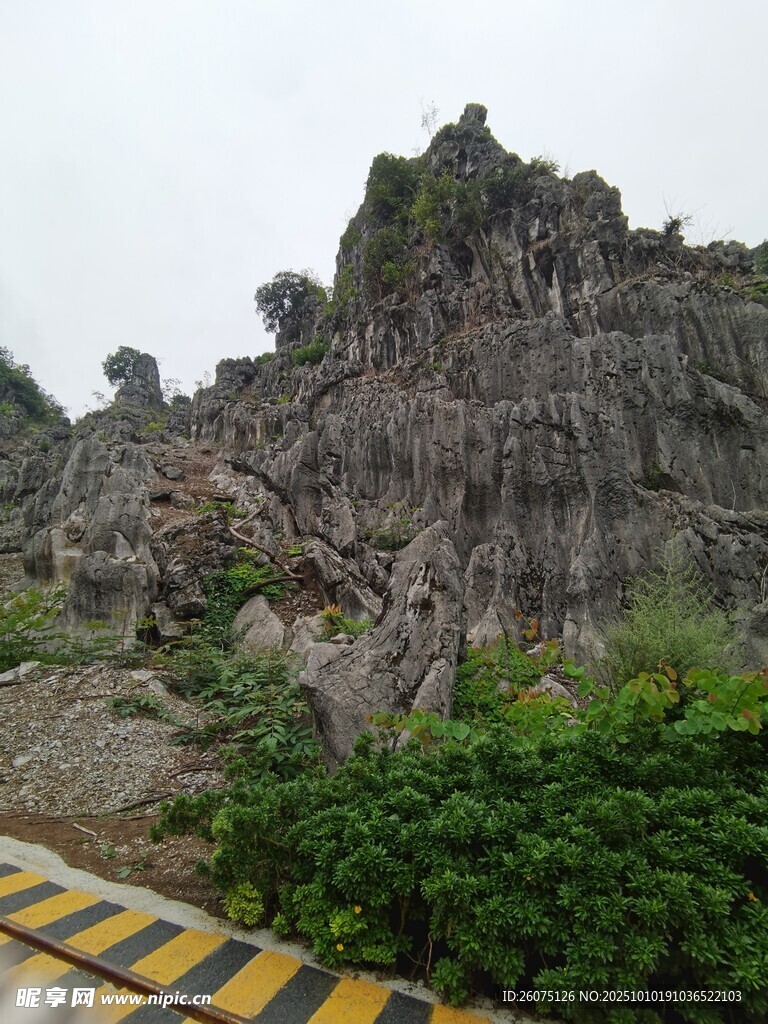 險(xiǎn)峻奇特的嶙峋山石景觀