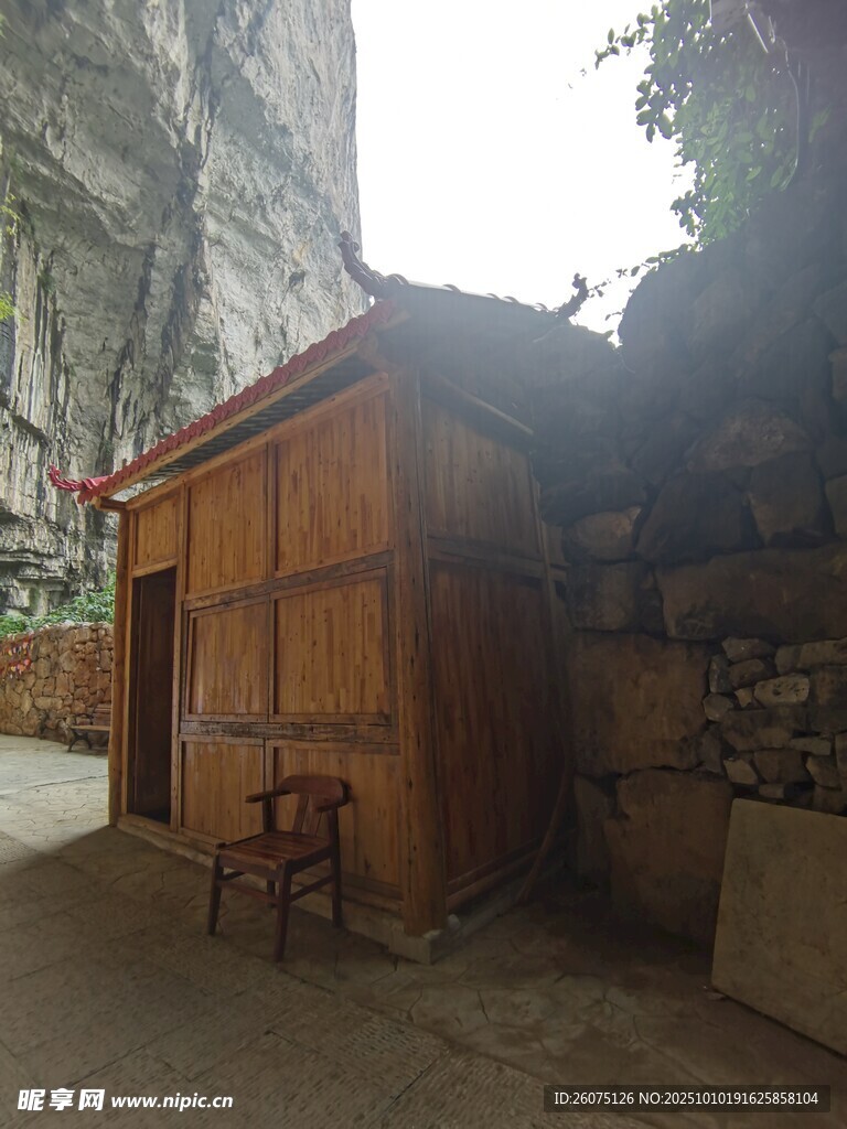 山間古樸木屋