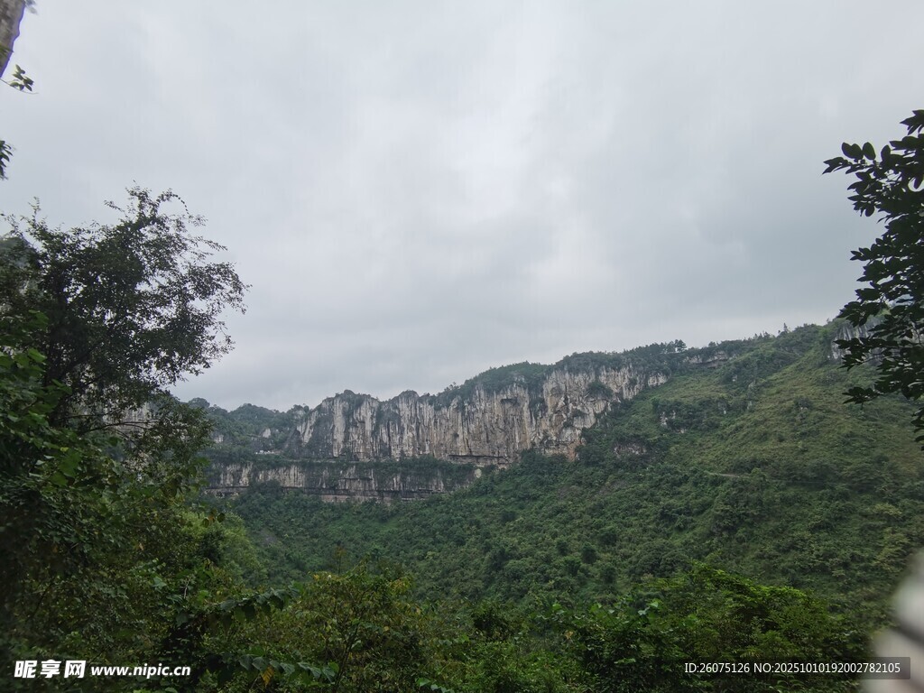 山林間的壯麗巖石景觀