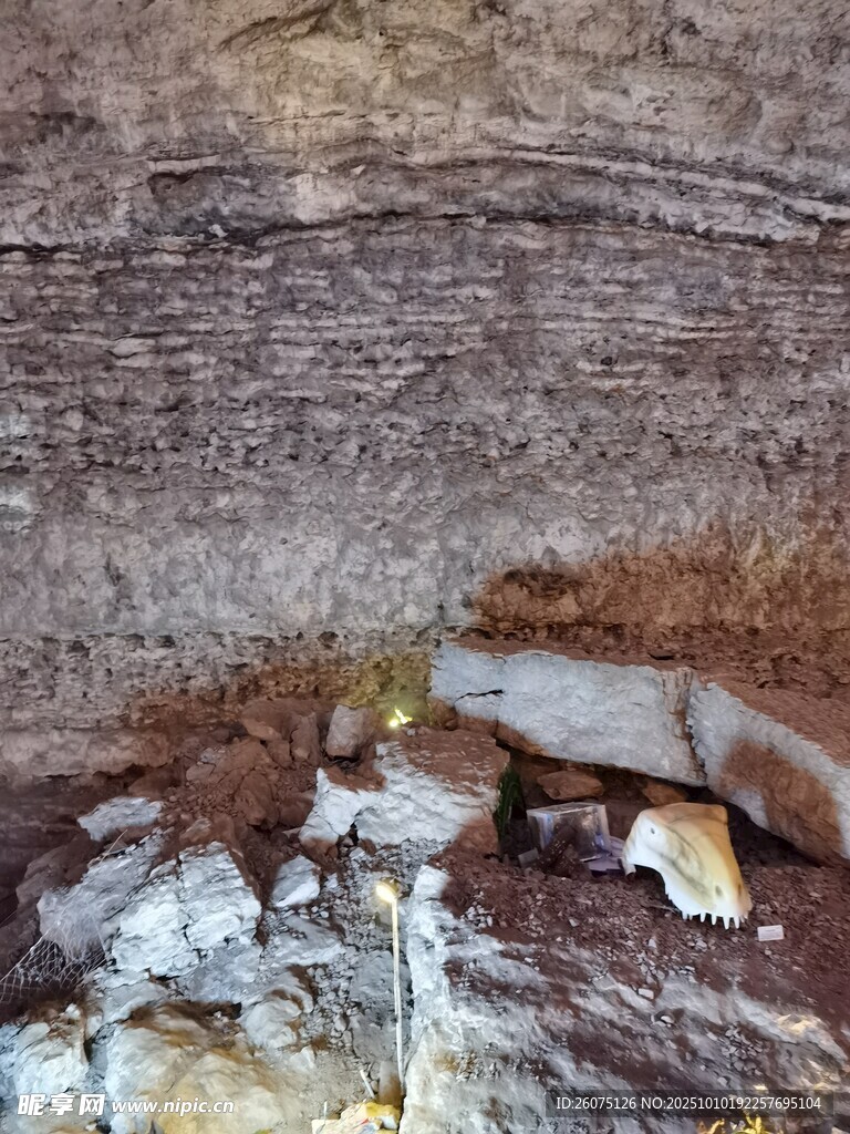 巖石表面的多彩礦物痕跡
