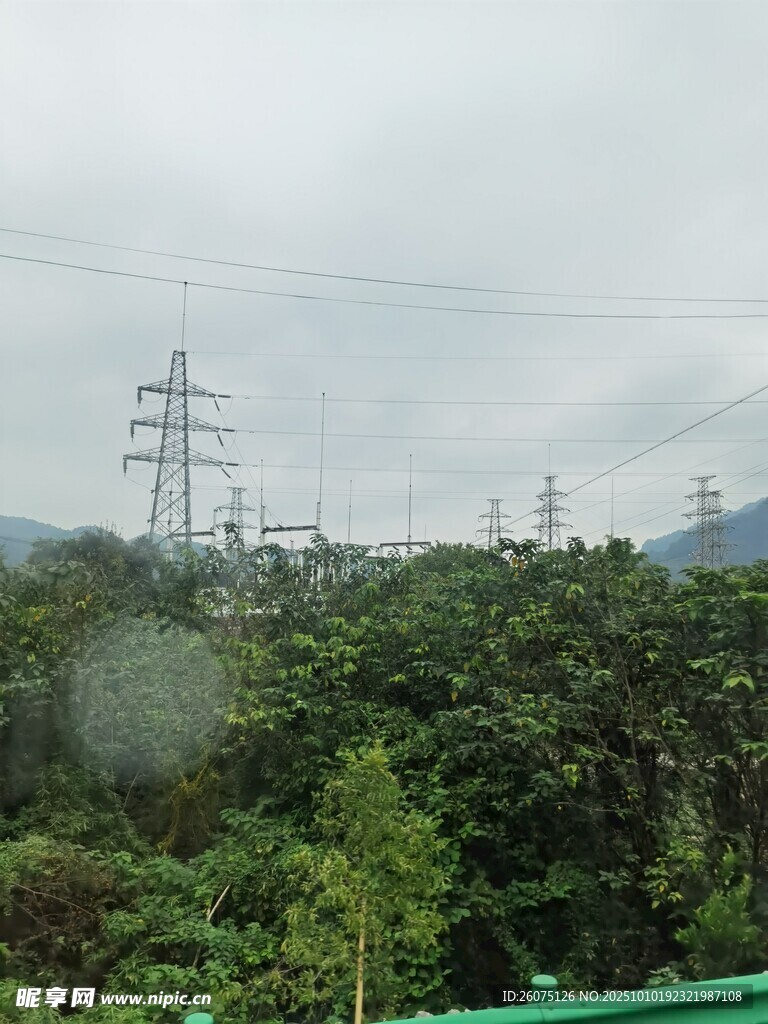 山林間的高壓輸電線路