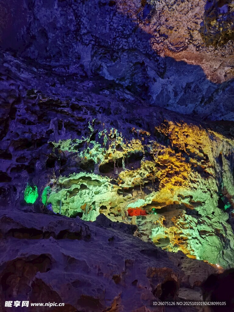 夢幻溶洞燈光秀