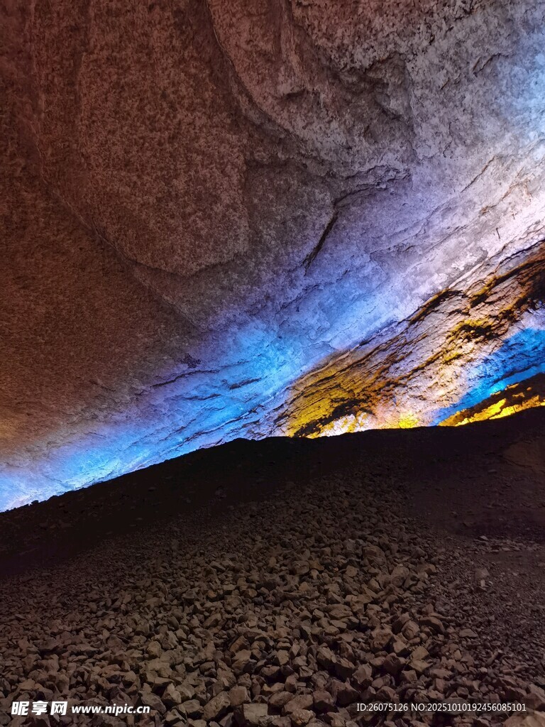 洞穴內(nèi)絢麗的光影景觀