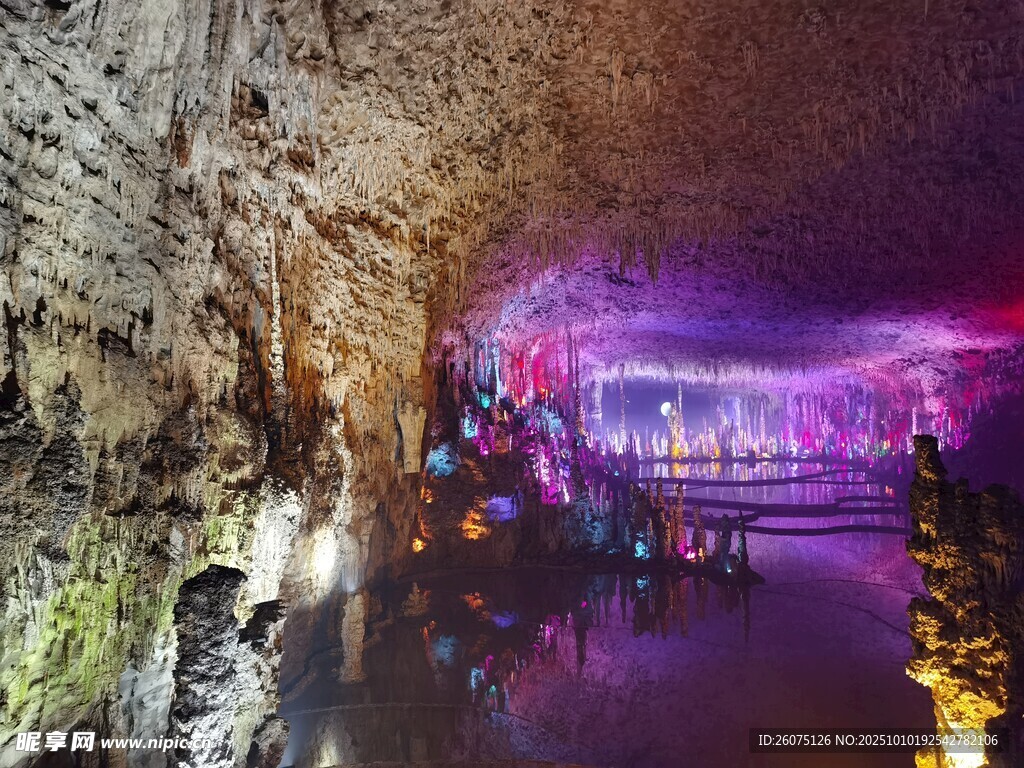 夢幻溶洞燈光秀景觀