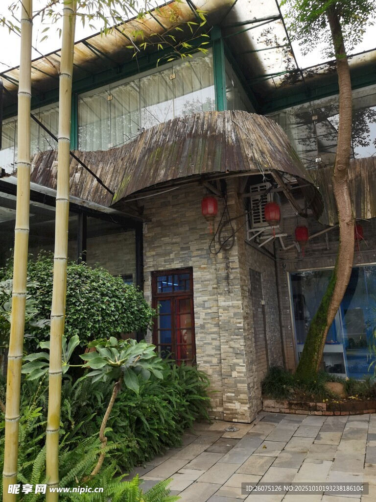 中式庭院小屋綠植環(huán)繞