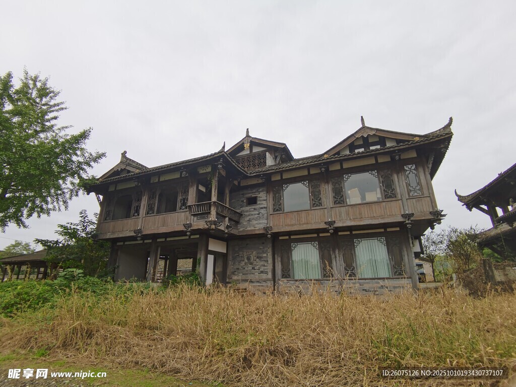 古樸中式古建筑屹立荒野